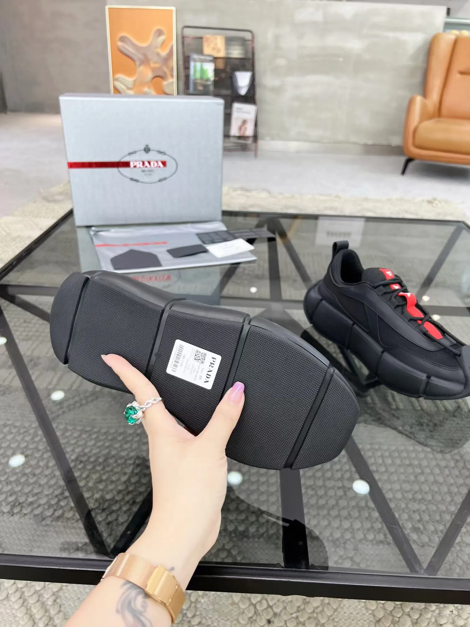 P500 Yuan 38-45 Prada Prada’s new men’s genuine leather sports shoes, the highest version on the market, any comparison is welcome🆚! The original leather has excellent texture and is super high-end! Fetal sheep net lining imported from Italy, removable pad! Luxurious materials and fine workmanship, highly recommended!